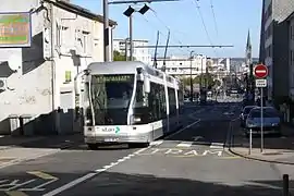 En France, en raison de sa capacité à circuler hors rails et lignes aériennes, le TVR doit être immatriculé.