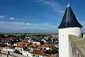 Tour du donjon du château et vue sur la ville.