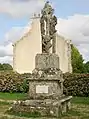 Le calvaire du bourg (autre face ; son socle porte une plaque commémorative de la mission paroissiale de 1894).