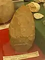Biface trouvé à Théven-Camporou (Musée de la préhistoire finistérienne de Penmarc'h).
