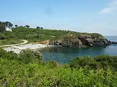 La grève de Pen-ar-Roz et les grottes situées dans la falaise.