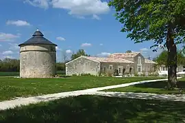 Abbaye de La Grâce-Dieu, pigeonnier et dépendances.