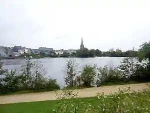 L'étang de Rosporden (étang no 1) ; en arrière-plan, la ville et l'église paroissiale Notre-Dame.