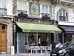 La boulangerie du no 14, classée aux monuments historiques.