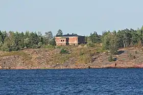 Vasikkasaari et la Maison du Commandant qui s'élève du côté ouest de l'îleLa maison a été construite en 1870 comme tour de guet russe.