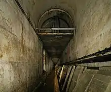 Le couloir reliant le fort aux locaux souterrains.