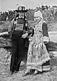 Couple en costumes bretons lors des fêtes celtiques d'août 1927 (photographie Agence Rol).