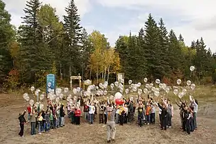 Le lancé de ballons par les élèves de l'école Saint-Léon.