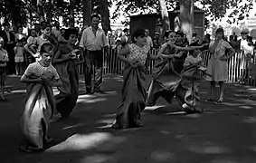 Course en sac à Toulouse en 1965 lors des festivités du 14 juillet.