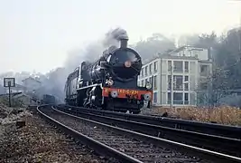 Un train à vapeur entre les gares de Bellevue et de Pont de Sèvres le 19/11/1983.