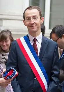 Maire (PS) du 11e arrdt : François Vauglin.
