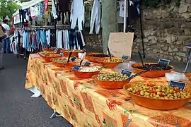 Marché dans Mouriès, Cours Paul-Revoil.