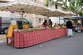 Marché dans Mouriès, Cours Paul-Revoil.