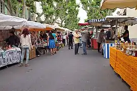 Marché dans Mouriès, Cours Paul-Revoil.