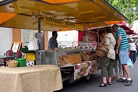 Marché dans Mouriès, Cours Paul-Revoil.