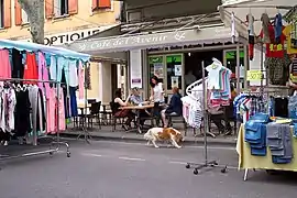 Marché dans Mouriès, Cours Paul-Revoil, Café de l'Avenir.