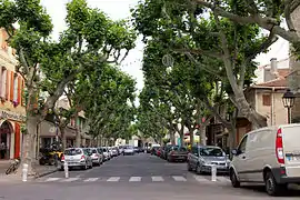 Mouriès en 2014. Vue générale du cours Paul-Revoil, sur la gauche le Café de l'Avenir.