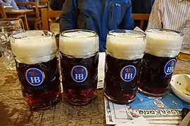 Maß / chopes de bière traditionnelles d'un litre.