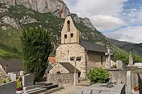 L'église Saint-Laurent de Sinsat au clocher-mur modernisé.