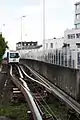 L'aiguillage à la station Gare avec le début de la voie encastrée et une cabine montant vers Hôtel de Ville. On voit les parties mobiles et les contres-rails.