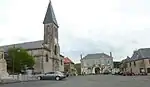Larochemillay : la place du village et la façade de l'église paroissiale Saint-Pierre.