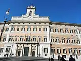 La façade principale du palais Montecitorio et son campenard