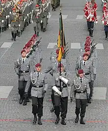 Soldats de la 26e brigade aéroportée allemande (FallschirmjägerFallschirmjäger) en uniforme de parade.