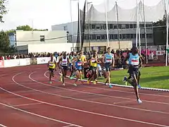 Les coureurs du 1500 m dans leur dernier tour