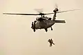 Pararescuemen hélitreuillés à bord d'un HH-60G en Irak.
