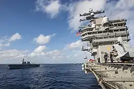 Le château du porte-avions USS Ronald Reagan (CVN-76).