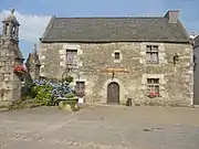 Bodilis : maison ancienne dans le bourg (bar-tabac l'Hermine).