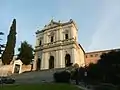 Vue de la façade et de l'escalier qui mène à l'église.