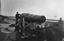 Photo d'époque d'un canon Rodman de 380 mm monté sur un affût à barbette à Fort Monroe, Virginie.