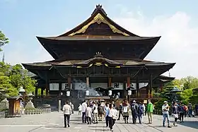 Le Kondo (salle d'or) du Zenkô-ji en 2016. Son faîte atteint trente mètres et sa superficie est de 1766 m2.