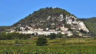 Séguret, la tour au sommet de la colline contrôlait les fortifications qui descendaient de chaque côté jusqu'au front des maisons