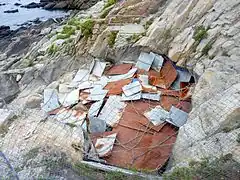 Les plaques métalliques protégeant la grotte de Menez Dregan en dehors des campagnes de fouilles.