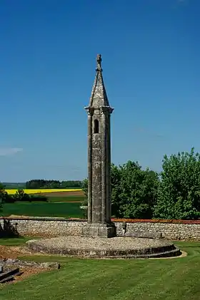 Lanterne des morts du cimetière de Pers