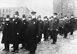 Policiers portant des masques fabriqués par la Croix-Rouge, pendant l'épidémie de grippe espagnole, à Seattle (1918).