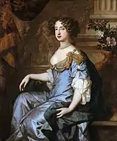 Portrait d'une femme assise vue de trois quarts portant une robe bleue et un collier de perles