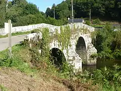 Vieux pont sur l'Aulne datant du Moyen Âge (Pont-ar-Gorret).