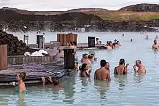 Personnes se trouvant dans une étendue d'eau chaude.