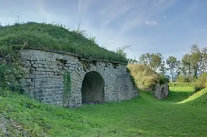 Entrée d'une traverse-abri du fort des Basses-Perches : elle est construite en maçonnerie et recouverte de terre.