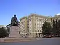Monument de Tchernichevski (1947, avec l'architecte Vsevolod Ivanovitch Iakovlev, place Tchernychevski à Saint-Pétersbourg