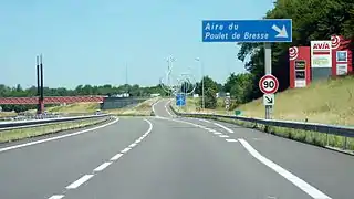 Limitation par paliers 90, 70, 50 km/h avec panonceau M3a2, bretelle de sortie de l'Aire du poulet de Bresse, autoroute A39.