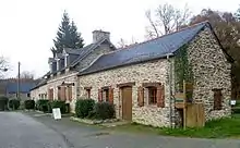 La maison éclusière de Rosvéguen, actuellement réaménagée en « Maison du Canal ». Vers 1825 le peintre Jules Noël (1810-1881) y vécut une partie de son enfance. C'est ici que naquit en 1883, Marie Ambroisine Jourdren, la grand-mère maternelle de Michel Polnareff.