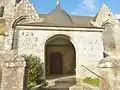 Trégourez : le porche de l'église paroissiale Saint-Idunet.