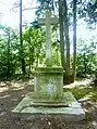 La croix de pierre, en granite, commémorant le "Combat des Trente" et située à proximité de la "Colonne des Trente".