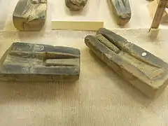 Moules ayant servi à la fabrication de haches préhistoriques (Musée de la préhistoire finistérienne de Penmarc'h)