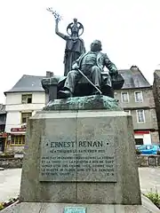 La statue d'Ernest Renan, place du Martray.