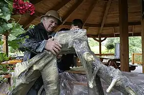 L'artiste Jocelyn Maltais accrochant le panache d'or de l'Orignal albinos.